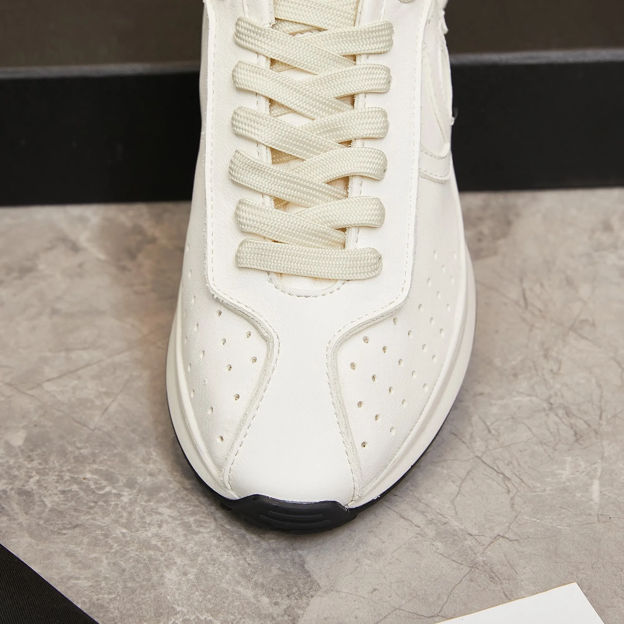 👟👟Ex-factory price 560👟👟 Chanel Grandma 2024 counter top casual sports shoes This classic design; the upper is electro-embroidered with a variety of techniques; the outsole is fashionable and sporty; it is unusual to incorporate a variety of color matching elements... The diversified mix and match is very good-looking and versatile, casual, fashionable, sports and outdoor can be taken into account... ꫛꫀꪝ Go➫ Material: ❶Upper is made of: Original imported high silk cow suede + small fragrance fabric ❷Inner lining: original imported breathable sheepskin lining ❸Outsole based on: original TPU combination outsole Special counter boutique packaging complete set for women 35–41